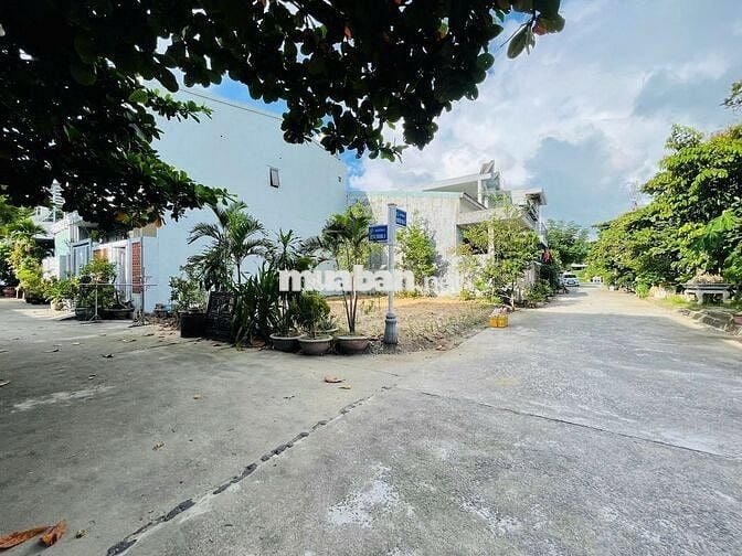 Lô góc Nguyễn Chu Sĩ và Hàm Trung 7, gần đường Mê Linh, Hồ Bàu Tràm