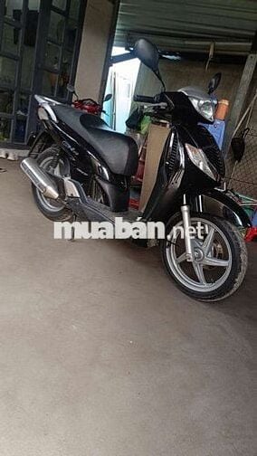 Xe máy Honda SH màu đen,