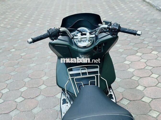 Xe máy Honda PCX màu xanh rêu, dùng xăng
