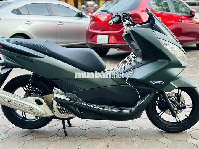 Xe máy Honda PCX màu xanh rêu, dùng xăng