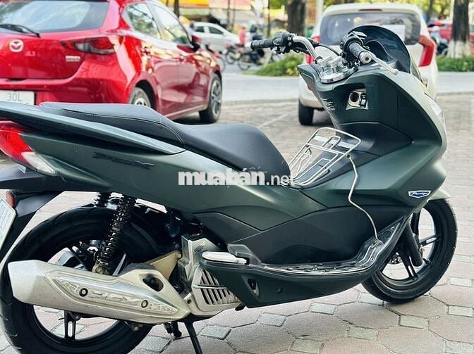 Xe máy Honda PCX màu xanh rêu, dùng xăng