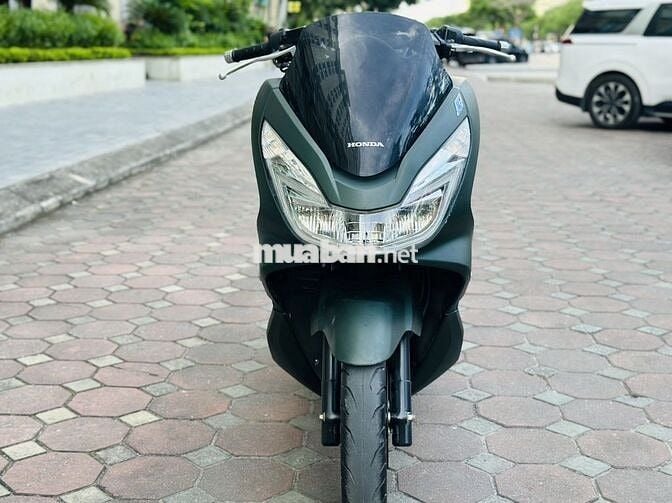 Xe máy Honda PCX màu xanh rêu, dùng xăng