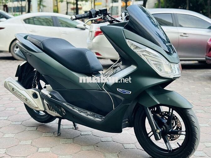 Xe máy Honda PCX màu xanh rêu, dùng xăng