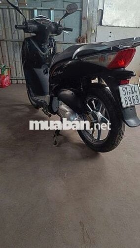 Xe máy Honda SH màu đen,