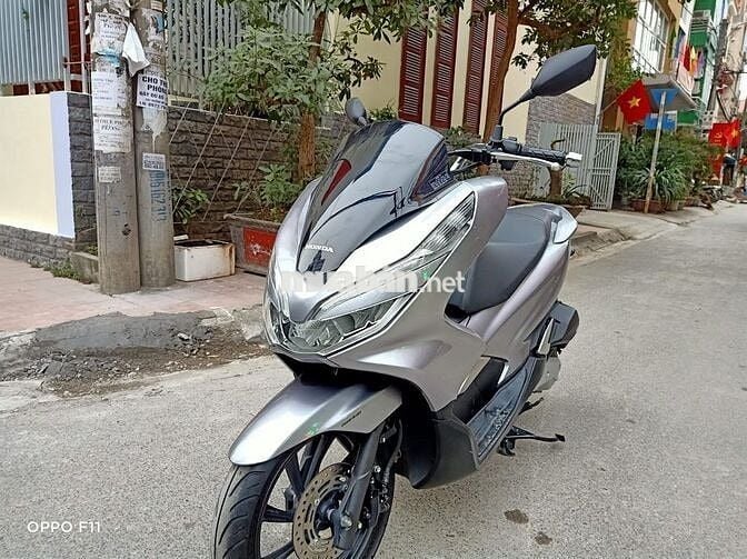 Xe máy Honda PCX màu bạc đã sử dụng