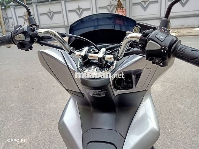 Xe máy Honda PCX màu bạc đã sử dụng