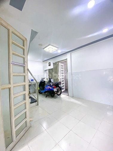 Nhà bán giá rẻ Nguyễn Chí Thanh nở hậu (2pn - 3wc) 3 tầng - Quận 10