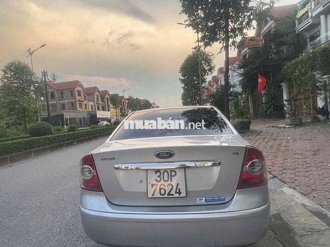 Ford Focus 2010 màu bạc