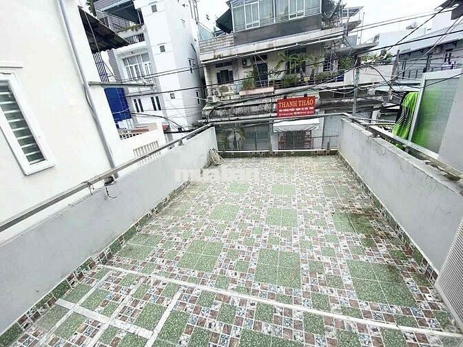 Phòng ban công ngay cầu Nguyễn Tri Phương