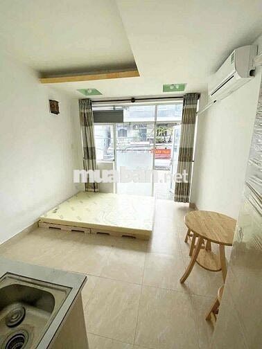 Phòng ban công ngay cầu Nguyễn Tri Phương