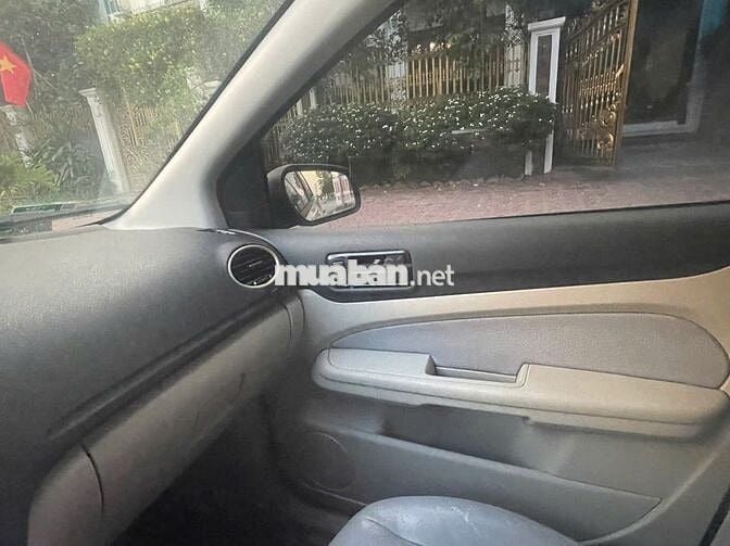 Ford Focus 2010 màu bạc