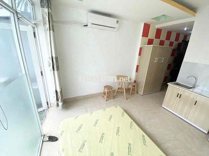 Phòng ban công ngay cầu Nguyễn Tri Phương