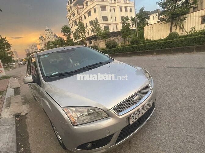 Ford Focus 2010 màu bạc