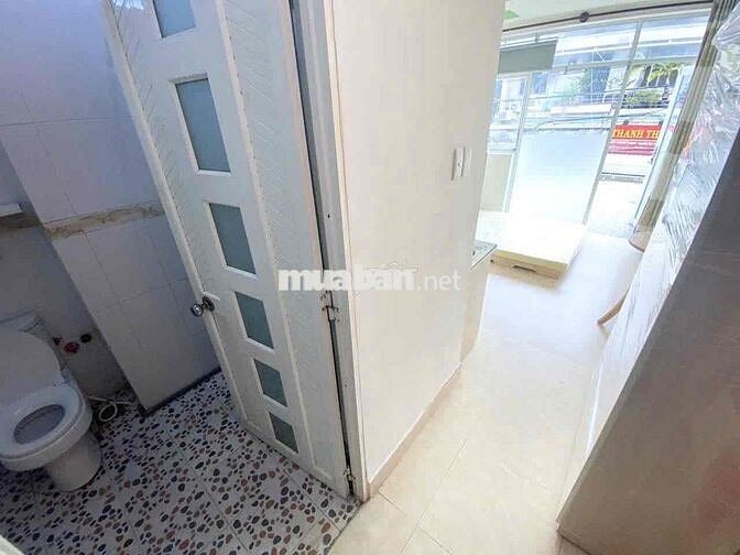 Phòng ban công ngay cầu Nguyễn Tri Phương