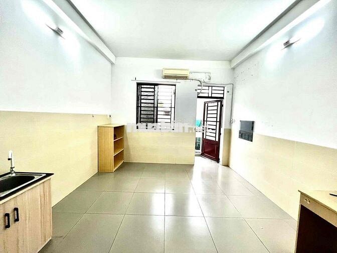 chính chủ cho thuê Phòng Ban Công, ngay Đầm Sen