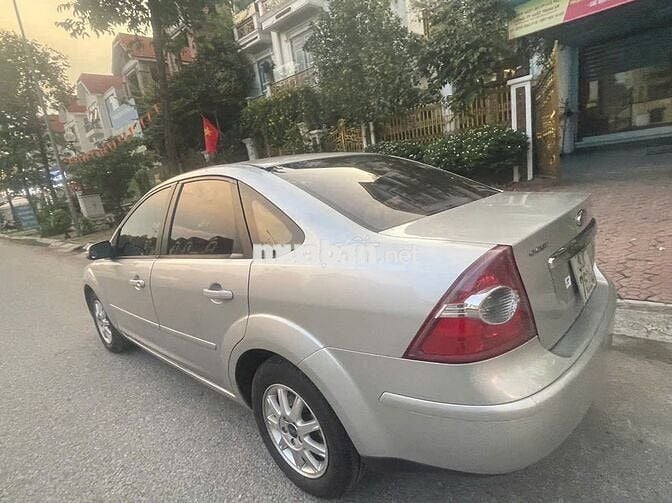 Ford Focus 2010 màu bạc