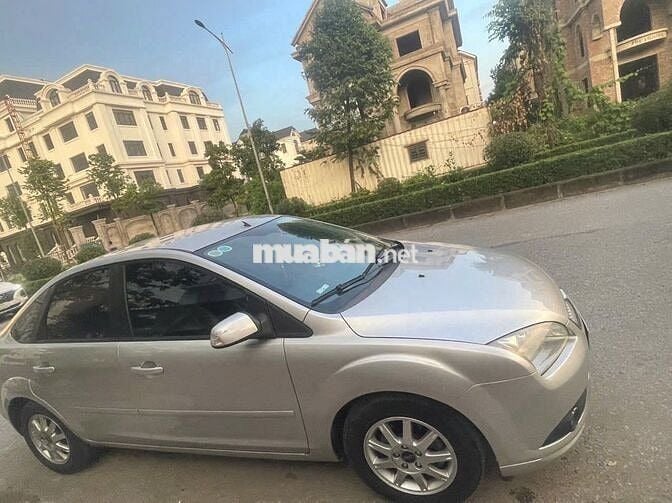 Ford Focus 2010 màu bạc