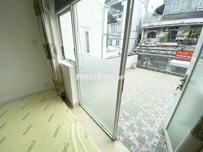 Phòng ban công ngay cầu Nguyễn Tri Phương