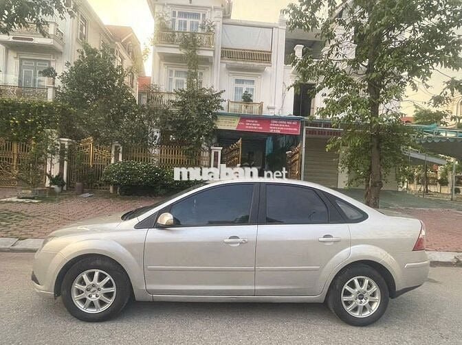 Ford Focus 2010 màu bạc