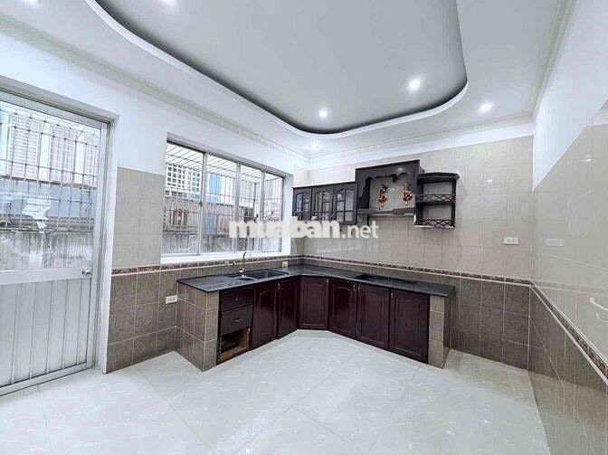 NHÀ 4 PHÒNG MẶT TIỀN KINH DOANH CHỢ LỚN