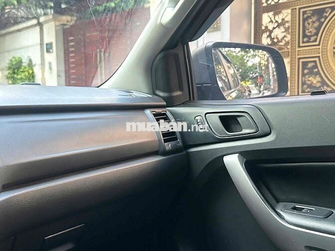 Ford Ranger XLS 2.2AT 4x2 sx 2021 màu đen đẹp