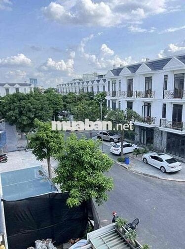 Cho thuê nhà phố mới gần chợ Dĩ An 1, gần sân vận động Đông Hoà