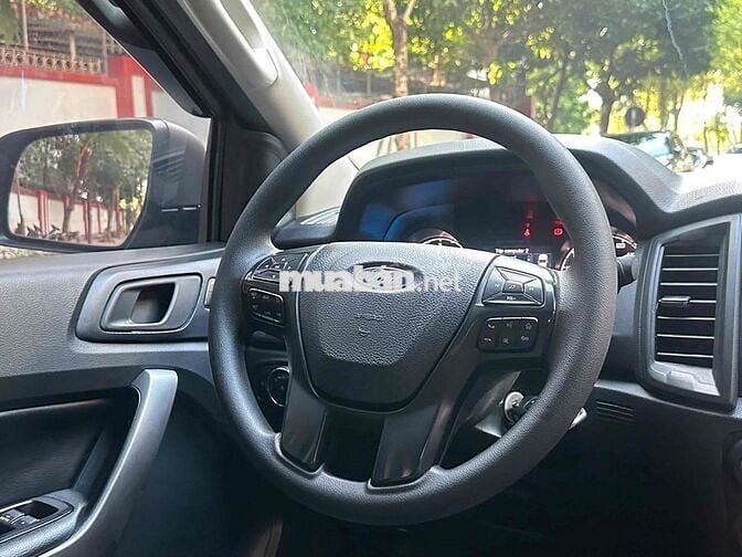 Ford Ranger XLS 2.2AT 4x2 sx 2021 màu đen đẹp