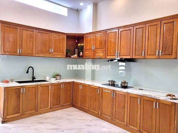 NHÀ ĐẸP MỚI TRỆT LẦU, 2PN, SÂN ĐẬU XE HƠI, NỘI THẤT. GẦN CẦU BẾN PHÂN