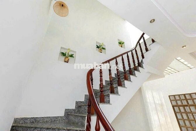 Cho Thuê Nhà Phố Cách Biển Bãi Sau 800m : 11.5tr 4PN Rộng