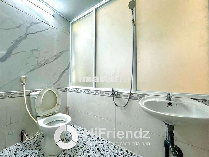 SANG NHÀ CHDV TRUNG SƠN 1H-1T-3L THANG BỘ 1MB-7P-8WC HIỆN FULL KHÁCH