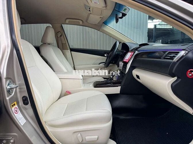 Toyota Camry 2016 2.0E,màu vàng cát