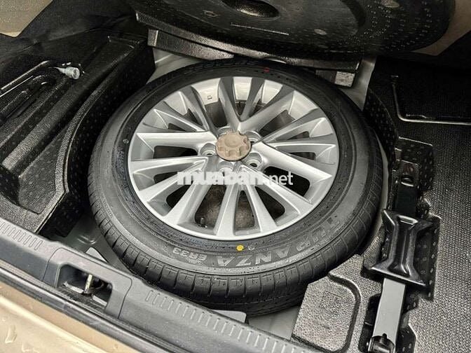 Toyota Camry 2016 2.0E,màu vàng cát