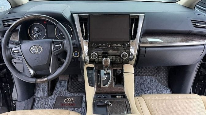 Bán Toyota Alphard sản xuất 2022, lăn bánh 2 vạn km, full lịch sử hãng
