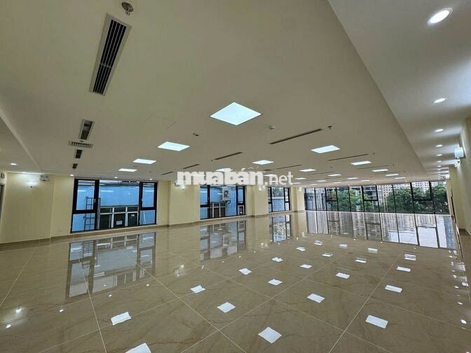 Toà nhà cực đẹp, full kính, thông sàn, đủ PCCC, giá đẹp