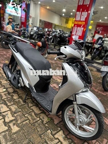 Xe máy Honda SH 150 ABS màu bạc 2017