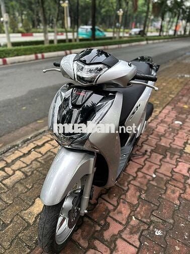 Xe máy Honda SH 150 ABS màu bạc 2017