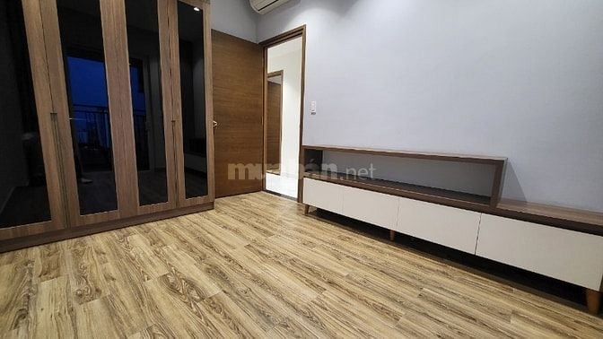 Cho thuê căn góc view sông Sunrise có 2 ban công nội thất cao cấp