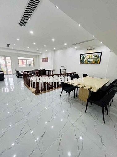 Cho Thuê Nhà Trệt 4 Lầu Mặt Tiền Lý Thái Tổ (Có Than Máy)