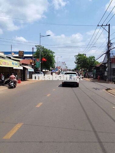 Mặt tiền đường nhựa 1 set Lê A. Chiều ngang 8,6m.