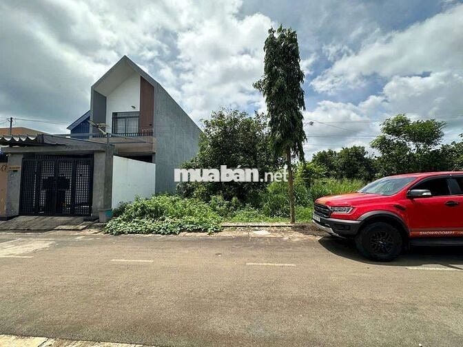 Mặt tiền đường nhựa 1 set Lê A. Chiều ngang 8,6m.