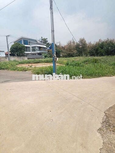 Mặt tiền đường nhựa 1 set Lê A. Chiều ngang 8,6m.