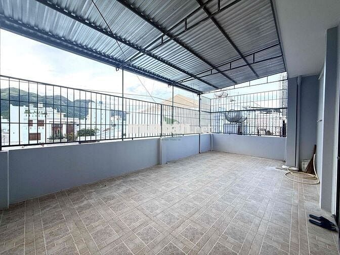 CHO THUÊ BIỆT THỰ ĐẸP MỚI 4 PHÒNG NGỦ GẦN BIỂN KHU VĨNH HOÀ GIÁ 18 TRI