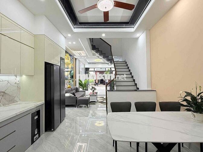 bánd nhà 1 trệt 2 tầng lầu. tặng phun nội thât