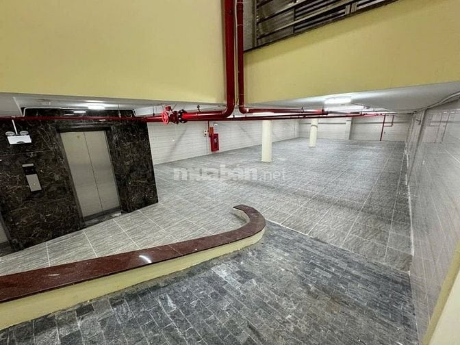 Văn phòng siêu vip, mặt phố, full kính, giá tốt, có PCCC, 2 hầm