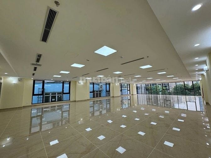 Văn phòng siêu vip, mặt phố, full kính, giá tốt, có PCCC, 2 hầm