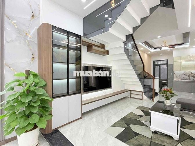 bánd nhà 1 trệt 2 tầng lầu. tặng phun nội thât