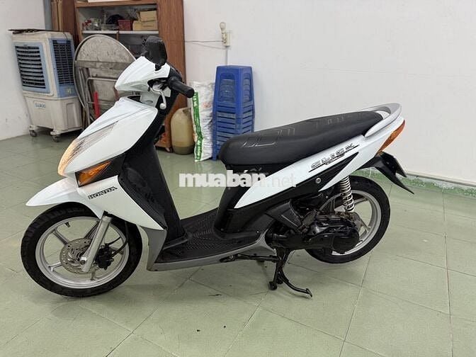 Honda Click 110 xe đẹp máy rin êm khỏi bàn