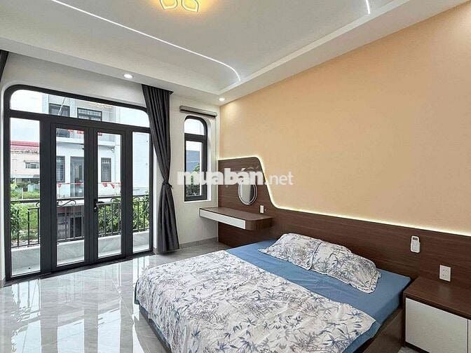 bánd nhà 1 trệt 2 tầng lầu. tặng phun nội thât