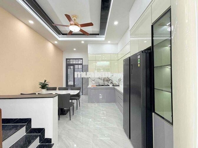 bánd nhà 1 trệt 2 tầng lầu. tặng phun nội thât