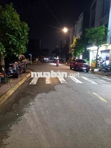 bánd nhà 1 trệt 2 tầng lầu. tặng phun nội thât